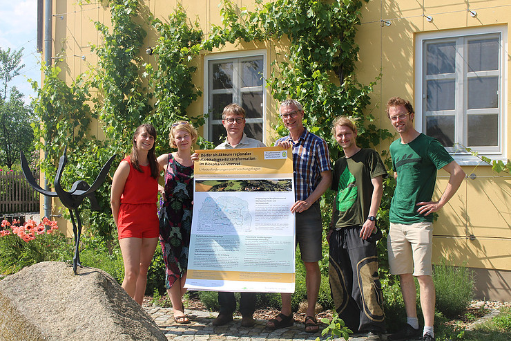 Studierende der HNEE und Prof. Nölting überreichen dem Leiter des BR Torsten Roch die Poster aus dem Vorgängerseminar, Foto: Handke