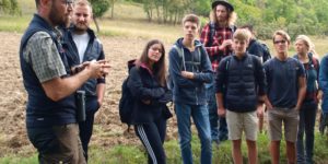 Die Ökosysteme der Rhön erleben und verstehen – Teilnehmende des MAB Jugendforums auf Exkursion im Biosphärenreservat (Foto: Stephanie Schubert)